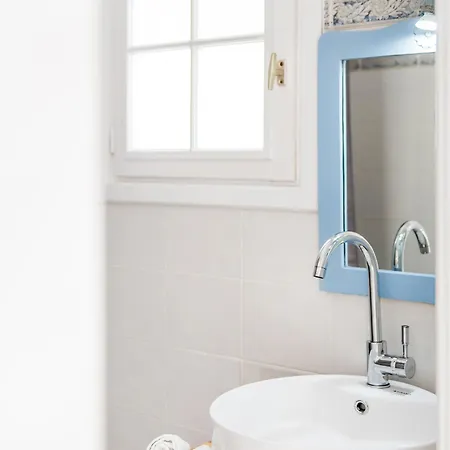 Lavarock Santorini 3* 佩里萨