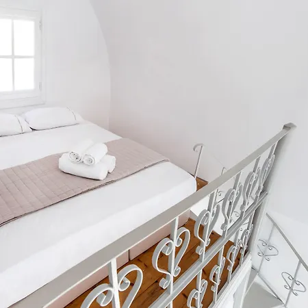 Lavarock Santorini 페리사