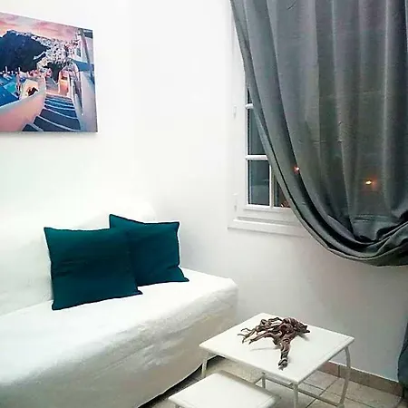 Lavarock Santorini 3*