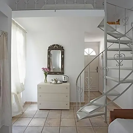 Lavarock Santorini 3*