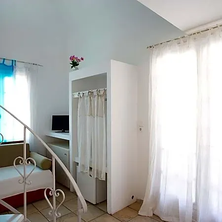 Lavarock Santorini 3*