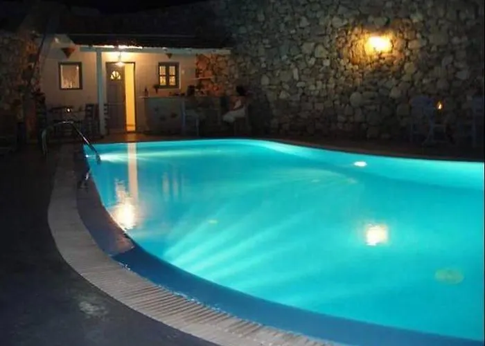 Lavarock Santorini 3*