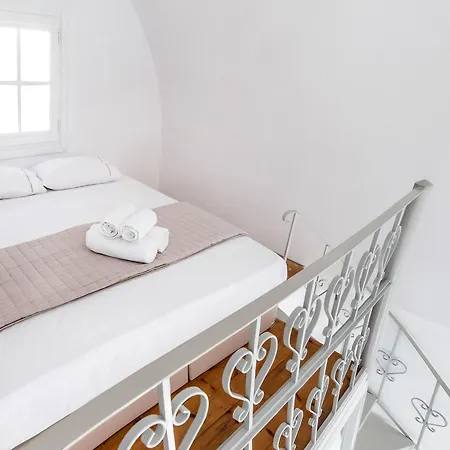 Lavarock Santorini Hotel 3*