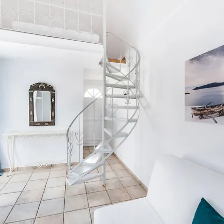 Lavarock Santorini * Περίσσα