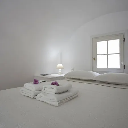 Lavarock Santorini Hotel 3*