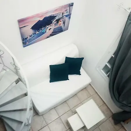 Lavarock Santorini 3*