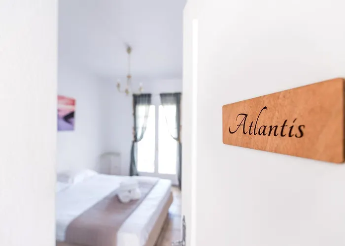 Lavarock Santorini Hotel 3*