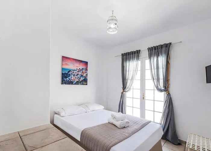 Lavarock Santorini 3*