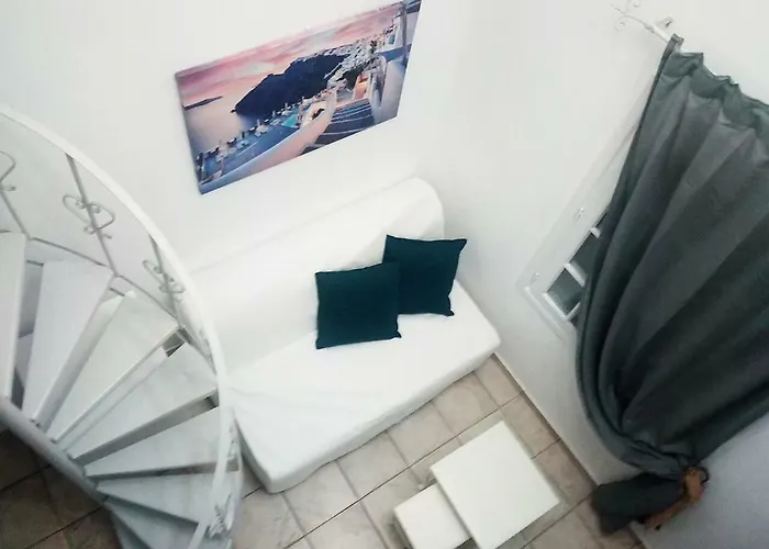 Lavarock Santorini 3*