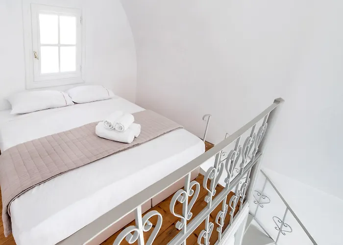 Lavarock Santorini Перисса