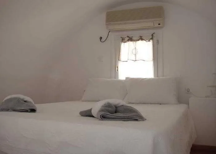 Lavarock Santorini Перисса